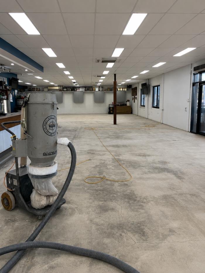 Subfloor ground back with dust extraction